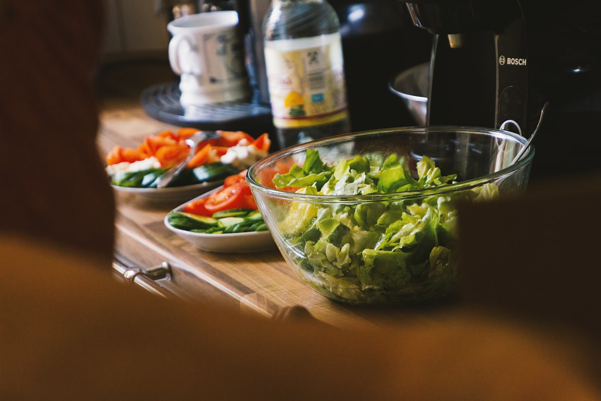 Quinoa-Gemüseschale mit Tahini-Dressing